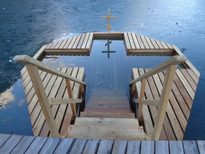 Крещенские купания: кому нельзя окунаться в прорубь