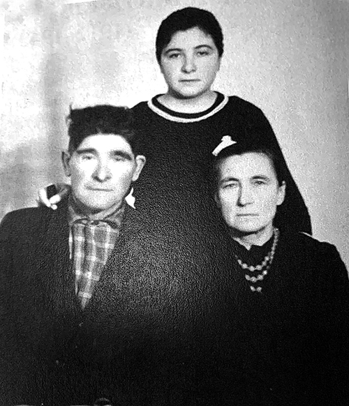 Александр Петрович с супругой Зинаидой Иосифовной и дочерью Ольгой