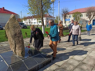 Накануне Дня Победы школьники и представители трудовых коллективов возложили цветы к памятникам и обелискам (фоторепортаж)