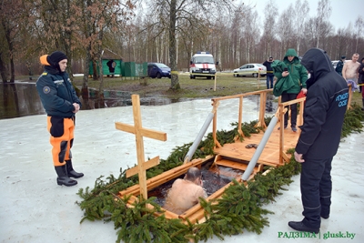 Крещенское окунание в Глуске