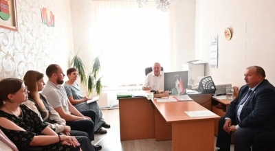 Начальник отдела по образованию Глусского райисполкома Александр Левченко встретился с молодыми специалистами отрасли, прибывшими в наш район