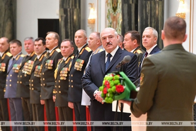 Лукашенко вручил генеральские погоны высшему офицерскому составу