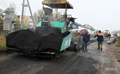 Рабочыя Глускага ДРБУ-213 праводзяць ямачны рамонт у Заеліцы
