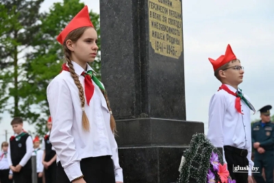 Накануне 9&nbsp;мая глусчане несут цветы и&nbsp;венки к&nbsp;памятникам и&nbsp;обелискам погибшим в&nbsp;Великой Отечественной войне