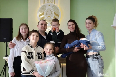 В&nbsp;Глуске прошла торжественная регистрация рождения ребенка&nbsp;&mdash;  первого новорожденного в&nbsp;этом году в&nbsp;Глусском районе и&nbsp;шестого в&nbsp;семье Николая и&nbsp;Виктории Касько