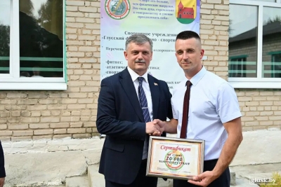 Сергей Ковальчук передал Глусскому ФСК денежный сертификат