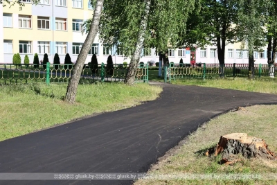 Новая асфальтовая дорожка появилась вдоль улицы Кирова по&nbsp;направлению к&nbsp;средней школе &nbsp;1&nbsp;им. С.&nbsp;И.&nbsp;Граховского