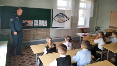 Выратавальнікі навучаюць дзяцей правілам бяспекі. Глуск