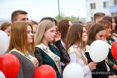 Министерством образования установлены даты школьных выпускных вечеров и ЦТ-2021