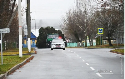 На бульваре Граховского в Глуске установили главную елку