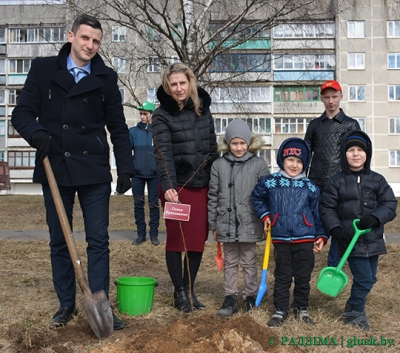 Аллею семейных деревьев заложили в Глуске (фоторепортаж)