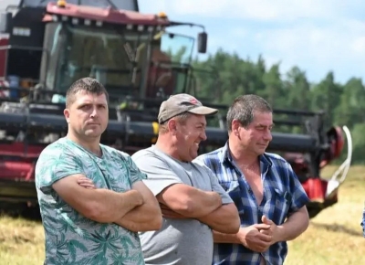 Справляться с&nbsp;полевыми работами аграриям Глусчины помогают работники и&nbsp;техника холдинга &laquo;Агромашсервис&raquo;