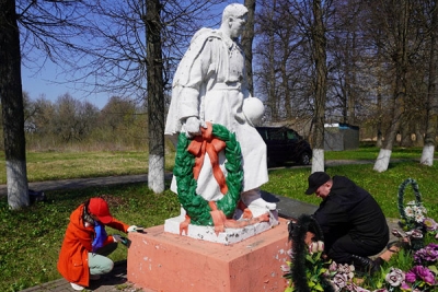 Активистки Союза женщин МЧС Могилевской области благоустроили воинское захоронение