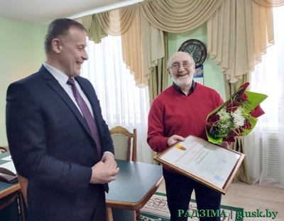 Года — не беда! На этой неделе поздравления с юбилеем принимал писатель, журналист, почетный гражданин Глусского района Наум Сандомирский