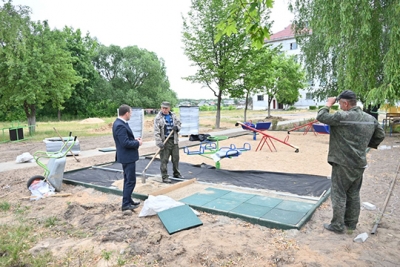 В Глуске продолжается работа по установке детских площадок по улицам Гагарина и Кирова