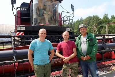 Камбайнеры &amp;ldquo;Турыно-агра&amp;rdquo; Віктар Кончыц, Дзмітрый Прыбыш і Віталь  Рошка