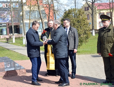 Из Глуска в Могилёв передали капсулу с землей с воинских захоронений