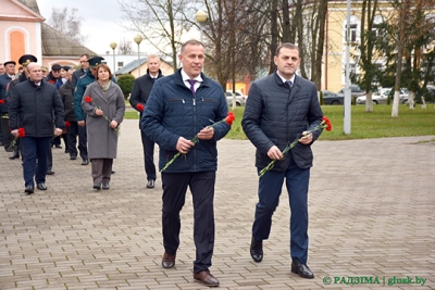 Возложение цветов на Аллее Славы накануне Дня Октябрьской революции.  Фоторепортаж