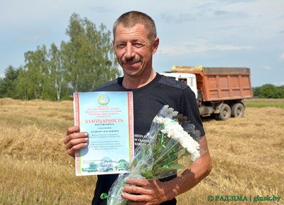 Першы тысячнік у раёне. Вадзіцель аграфірмы «Слаўгарадскі» Уладзімір Самсоненка перавёз ад камбайнаў звыш тысячы тон зерня