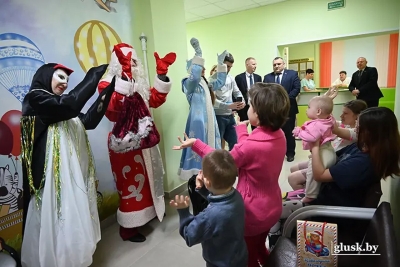 С новогодними праздниками поздравили ребят, которые находятся на лечении в педиатрическом отделении Глусской ЦРБ