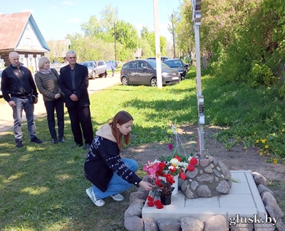 Крест на месте расстрела. Накануне Дня Победы в деревне Замосточье Катковского сельсовета был освящен крест, установленный на месте расстрела гитлеровцами 73 мирных жителей