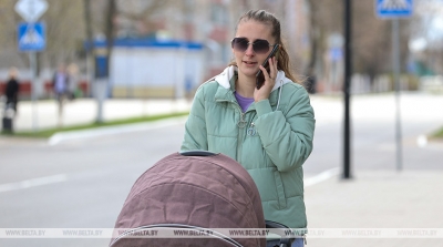 Минтруда пояснило, включается ли в общий стаж период ухода за ребенком до трех лет
